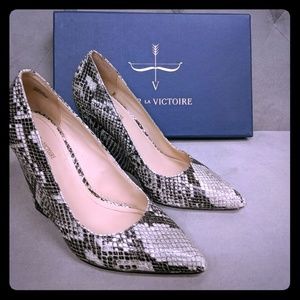 Pour La Victorie Snakeskin Wedge 6.5